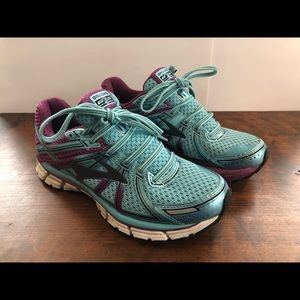 BROOKS GTS Seventeen 17  size 8 B 8B